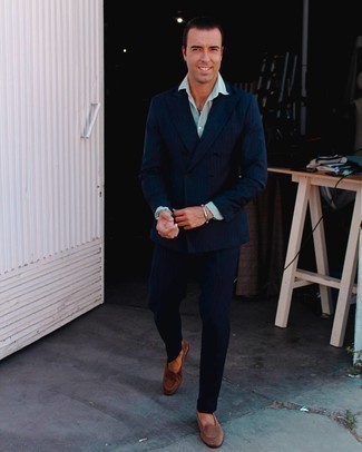 Как носить темно-синий костюм с коричневыми замшевыми лоферами