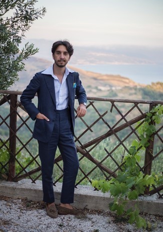 Как носить темно-синий костюм с коричневыми замшевыми лоферами