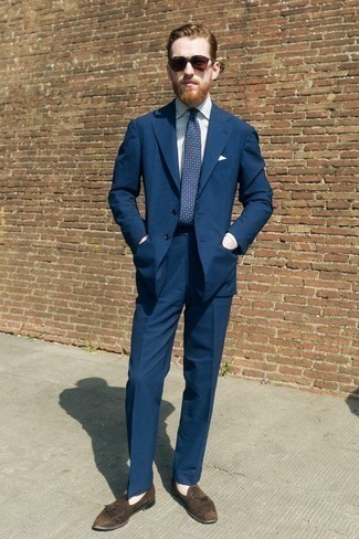 Как носить темно-синий костюм с коричневыми замшевыми лоферами