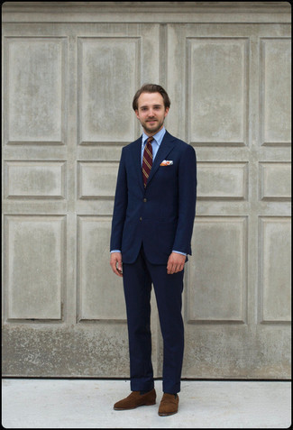 Как носить темно-синий костюм с коричневыми замшевыми лоферами