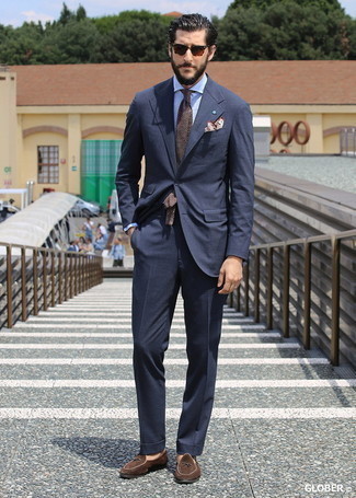 Как носить темно-синий костюм с коричневыми замшевыми лоферами