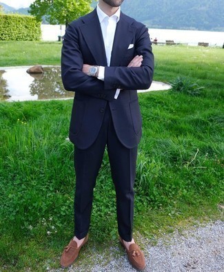 Как носить темно-синий костюм с коричневыми замшевыми лоферами