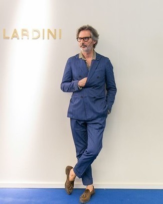 Как носить темно-синий костюм с коричневыми замшевыми лоферами