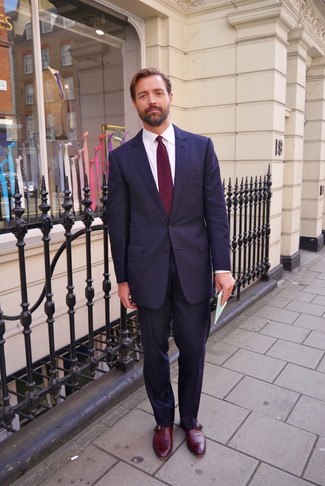 Как носить темно-синий костюм с темно-красными кожаными монками