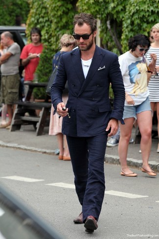 Как носить темно-синий костюм с темно-красными кожаными монками