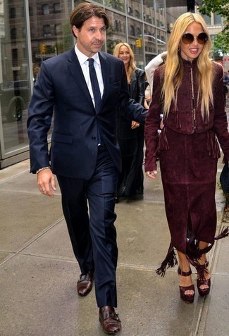 Как носить темно-синий костюм с темно-красными кожаными монками