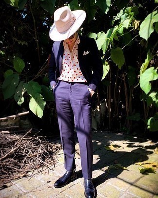 Какие ботинки челси носить с темно-синим костюмом