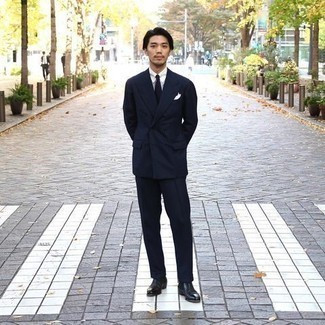 Какие ботинки челси носить с темно-синим костюмом