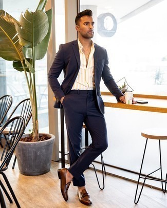 Как носить темно-синий костюм с темно-коричневыми кожаными лоферами