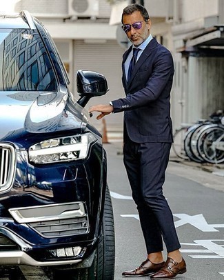 Как носить темно-синий костюм с темно-коричневыми кожаными монками