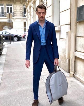 Как носить темно-синий костюм с темно-коричневыми замшевыми монками