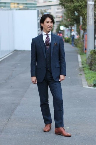 Какие ботинки дезерты носить с темно-синим костюмом