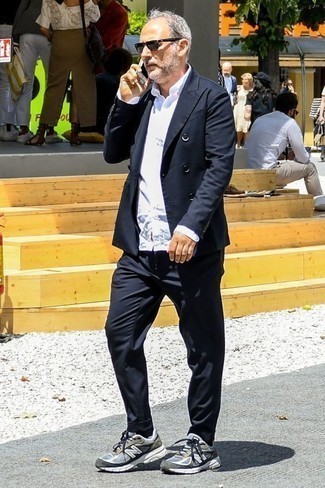 Как носить темно-синий костюм с серыми кроссовками