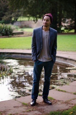 Какие футболки на пуговицах носить с темно-синим костюмом