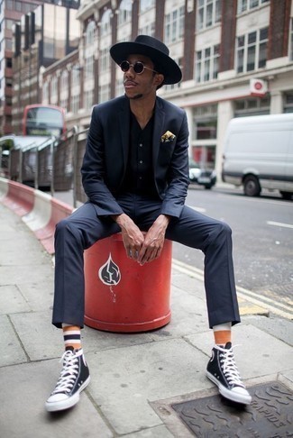 Какие высокие кеды носить с темно-синим костюмом