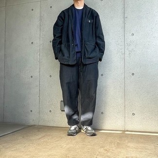 С чем носить темно-синий костюм