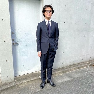 С чем носить темно-синий костюм за 40 лет