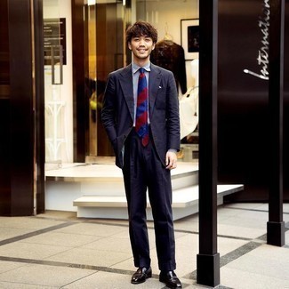 С чем носить темно-синий костюм лето