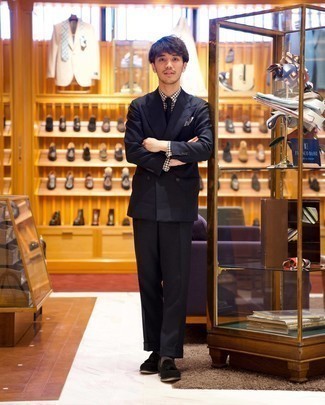 С чем носить темно-синий костюм лето