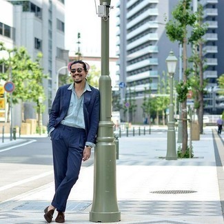 С чем носить темно-синий костюм в деловом стиле