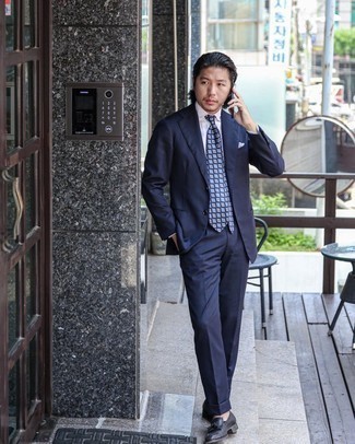 С чем носить темно-синий костюм в деловом стиле