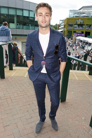 С чем носить темно-синий костюм в 20 лет