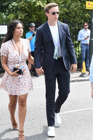 С чем носить темно-синий костюм в 20 лет