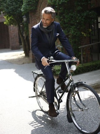 С чем носить темно-синий костюм весна