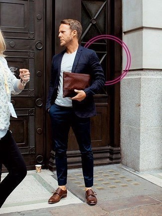 С чем носить темно-синий костюм за 40 лет