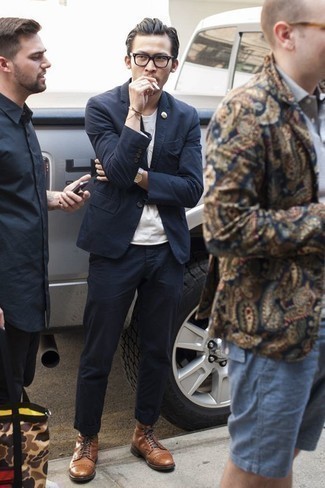 С чем носить темно-синий костюм весна