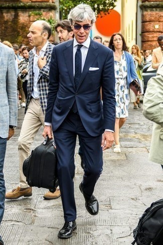 С чем носить темно-синий костюм за 60 лет