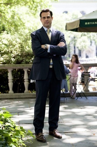 С чем носить темно-синий костюм за 40 лет