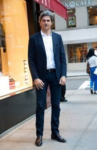 С чем носить темно-синий костюм за 40 лет
