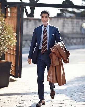 С чем носить темно-синий костюм за 40 лет