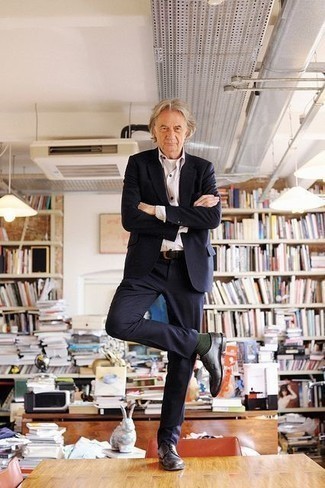 С чем носить темно-синий костюм за 60 лет