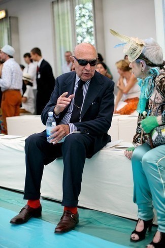 С чем носить темно-синий костюм за 60 лет