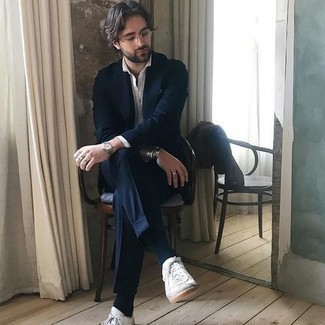 С чем носить темно-синий костюм лето