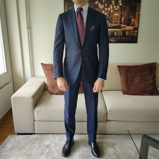 С чем носить темно-синий костюм лето