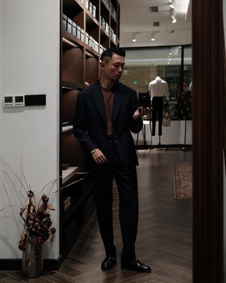 С чем носить темно-синий костюм лето