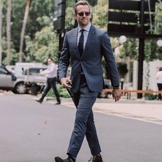 С чем носить темно-синий костюм лето