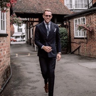 С чем носить темно-синий костюм лето