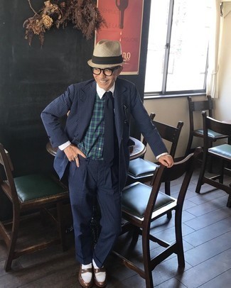 С чем носить темно-синий костюм за 60 лет