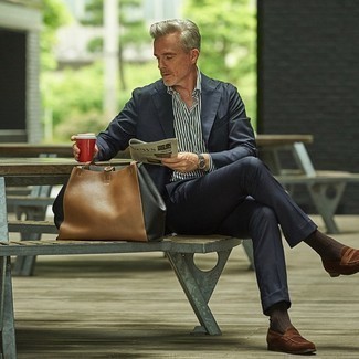 С чем носить темно-синий костюм в деловом стиле