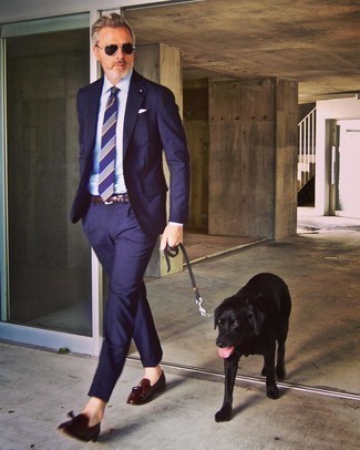 С чем носить темно-синий костюм в деловом стиле