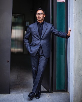 С чем носить темно-синий костюм в деловом стиле