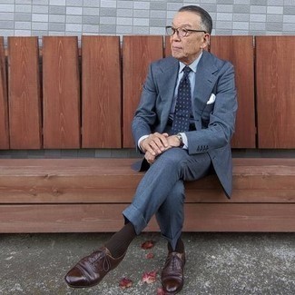 С чем носить темно-синий костюм в деловом стиле