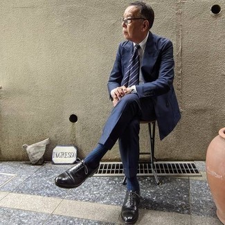 С чем носить темно-синий костюм в деловом стиле