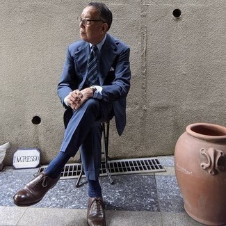 С чем носить темно-синий костюм в деловом стиле