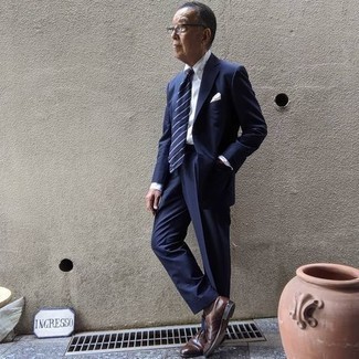 С чем носить темно-синий костюм в деловом стиле