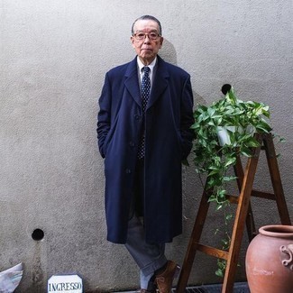 С чем носить темно-синий костюм осень